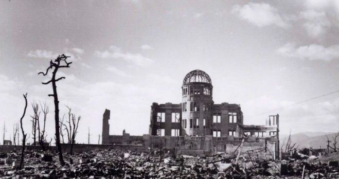 6 &Alpha;&upsilon;&gamma;&omicron;ύ&sigma;&tau;&omicron;&upsilon; 1945: Ώ&rho;&alpha; &mu;&eta;&delta;έ&nu; &gamma;&iota;&alpha; &tau;&eta; &Chi;&iota;&rho;&omicron;&sigma;ί&mu;&alpha; - Ώ&rho;&alpha; &mu;&eta;&delta;έ&nu; &gamma;&iota;&alpha; &tau;&eta;&nu; &alpha;&nu;&theta;&rho;&omega;&pi;ό&tau;&eta;&tau;&alpha;!