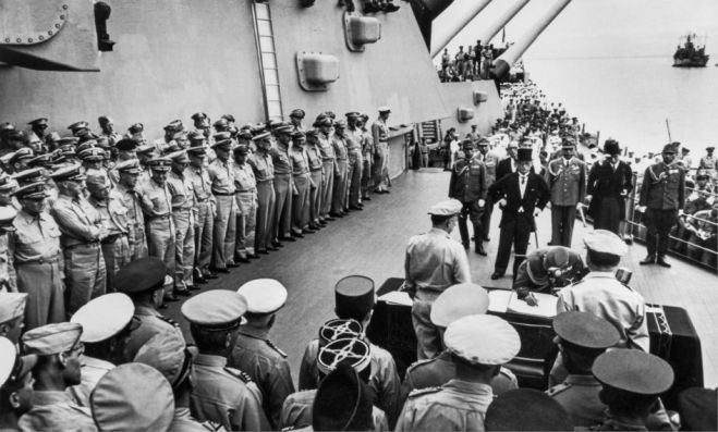 1945: &Tau;&omicron; &tau;έ&lambda;&omicron;&sigmaf; &tau;&omicron;&upsilon; &Beta;&rsquo; &Pi;&alpha;&gamma;&kappa;&omicron;&sigma;&mu;ί&omicron;&upsilon; &Pi;&omicron;&lambda;έ&mu;&omicron;&upsilon;