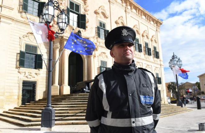 &Omicron; &phi;ό&beta;&omicron;&sigmaf; &phi;έ&rho;&nu;&epsilon;&iota;... &epsilon;&nu;ό&tau;&eta;&tau;&alpha;;