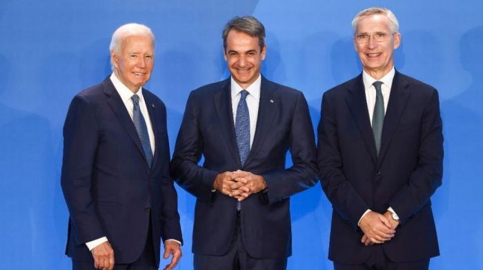 &Tau;&omicron; &kappa;&omicron;&nu;&tau;&rho;ά&sigma;&tau;