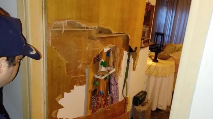 T&epsilon;&lambda;&iota;&kappa;ά &delta;&epsilon;&nu; &laquo;ή&rho;&theta;&alpha;&nu; &omicron;&iota; &kappa;&omicron;&mu;&mu;&omicron;&upsilon;&nu;&iota;&sigma;&tau;έ&sigmaf; &nu;&alpha; &mu;&alpha;&sigmaf; &pi;ά&rho;&omicron;&upsilon;&nu; &tau;&alpha; &sigma;&pi;ί&tau;&iota;&alpha;&raquo; &ndash; &Mu;&pi;&omicron;ύ&kappa;&alpha;&rho;&alpha;&nu; &tau;&alpha; (&nu;ό&mu;&iota;&mu;&alpha;) &laquo;&kappa;&omicron;&rho;ά&kappa;&iota;&alpha;&raquo; &tau;&eta;&sigmaf; &laquo;&alpha;&gamma;&omicron;&rho;ά&sigmaf;&raquo;