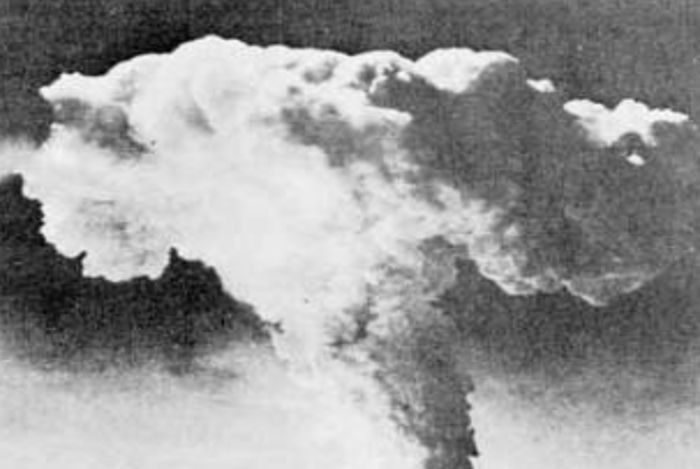 9 &Alpha;&upsilon;&gamma;&omicron;ύ&sigma;&tau;&omicron;&upsilon; 1945: &Omicron;&iota; &Eta;&Pi;&Alpha; &rho;ί&chi;&nu;&omicron;&upsilon;&nu; &tau;&eta; &beta;ό&mu;&beta;&alpha; &sigma;&tau;&omicron; &Nu;&alpha;&gamma;&kappa;&alpha;&sigma;ά&kappa;&iota;