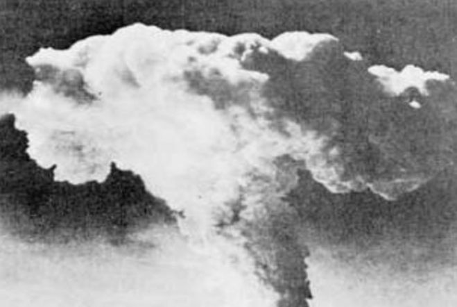 9 &Alpha;&upsilon;&gamma;&omicron;ύ&sigma;&tau;&omicron;&upsilon; 1945: &Omicron;&iota; &Eta;&Pi;&Alpha; &rho;ί&chi;&nu;&omicron;&upsilon;&nu; &tau;&eta; &beta;ό&mu;&beta;&alpha; &sigma;&tau;&omicron; &Nu;&alpha;&gamma;&kappa;&alpha;&sigma;ά&kappa;&iota;