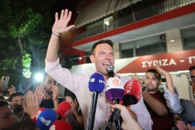 &Sigma;&Upsilon;&Rho;&Iota;&Zeta;&Alpha; &kappa;&alpha;&iota; &eta; &epsilon;&pi;ό&mu;&epsilon;&nu;&eta; &mu;έ&rho;&alpha;: &Eta; &sigma;&omicron;&sigma;&iota;&alpha;&lambda;&delta;&eta;&mu;&omicron;&kappa;&rho;&alpha;&tau;ί&alpha; &sigma;&tau;&eta; &delta;ί&nu;&eta; &tau;&eta;&sigmaf; &alpha;&nu;&alpha;&sigma;ύ&nu;&theta;&epsilon;&sigma;&eta;&sigmaf;