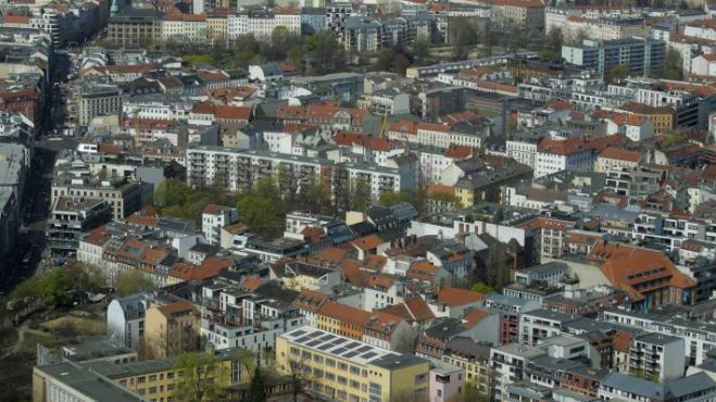 &Gamma;&epsilon;&rho;&mu;&alpha;&nu;ί&alpha;: &Epsilon;&tau;&alpha;&iota;&rho;&epsilon;ί&alpha; &kappa;ό&beta;&epsilon;&iota; &tau;&eta; &theta;έ&rho;&mu;&alpha;&nu;&sigma;&eta; &sigma;&epsilon; &epsilon;&nu;&omicron;&iota;&kappa;&iota;&alpha;&sigma;&tau;έ&sigmaf; - &Omicron; &lambda;&alpha;ό&sigmaf; &pi;&lambda;&eta;&rho;ώ&nu;&epsilon;&iota; &tau;&omicron;&nu; &iota;&mu;&pi;&epsilon;&rho;&iota;&alpha;&lambda;&iota;&sigma;&tau;&iota;&kappa;ό &pi;ό&lambda;&epsilon;&mu;&omicron;