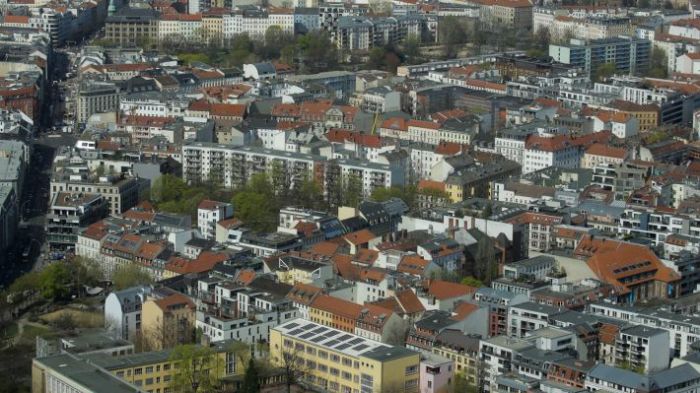 &Gamma;&epsilon;&rho;&mu;&alpha;&nu;ί&alpha;: &Epsilon;&tau;&alpha;&iota;&rho;&epsilon;ί&alpha; &kappa;ό&beta;&epsilon;&iota; &tau;&eta; &theta;έ&rho;&mu;&alpha;&nu;&sigma;&eta; &sigma;&epsilon; &epsilon;&nu;&omicron;&iota;&kappa;&iota;&alpha;&sigma;&tau;έ&sigmaf; - &Omicron; &lambda;&alpha;ό&sigmaf; &pi;&lambda;&eta;&rho;ώ&nu;&epsilon;&iota; &tau;&omicron;&nu; &iota;&mu;&pi;&epsilon;&rho;&iota;&alpha;&lambda;&iota;&sigma;&tau;&iota;&kappa;ό &pi;ό&lambda;&epsilon;&mu;&omicron;