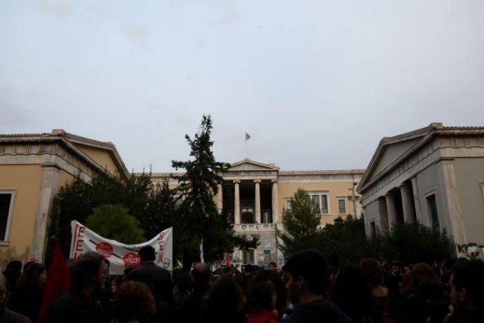 &Omicron;&mu;ή&rho;&omicron;&upsilon;: &Alpha;&gamma;&omega;&nu;&iota;&sigma;&tau;&iota;&kappa;ή &alpha;&nu;&alpha;&gamma;&kappa;&alpha;&iota;ό&tau;&eta;&tau;&alpha; &tau;&omicron; &nu;&alpha; &tau;&iota;&mu;ά&tau;&alpha;&iota; &eta; &mu;&nu;ή&mu;&eta; &tau;&omicron;&upsilon; &Pi;&omicron;&lambda;&upsilon;&tau;&epsilon;&chi;&nu;&epsilon;ί&omicron;&upsilon; &sigma;&tau;&eta;&nu; &Kappa;ύ&pi;&rho;&omicron;