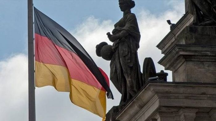 &Gamma;&epsilon;&rho;&mu;&alpha;&nu;ί&alpha;: &Pi;ί&sigma;&omega; &alpha;&pi;ό &tau;&omicron;&upsilon;&sigmaf; &laquo;&phi;&alpha;&nu;&tau;&alpha;&chi;&tau;&epsilon;&rho;&omicron;ύ&sigmaf;&raquo; &alpha;&rho;&iota;&theta;&mu;&omicron;ύ&sigmaf; &tau;&eta;&sigmaf; &alpha;&pi;&alpha;&sigma;&chi;ό&lambda;&eta;&sigma;&eta;&sigmaf;