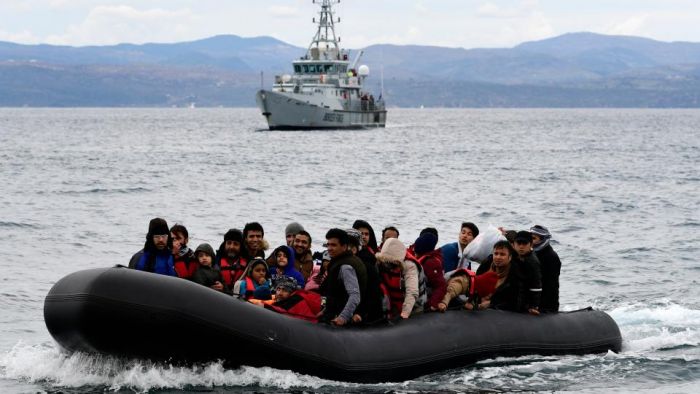 &Eta; &Epsilon;&upsilon;&rho;ώ&pi;&eta; - &phi;&rho;&omicron;ύ&rho;&iota;&omicron; &epsilon;ί&nu;&alpha;&iota; &epsilon;&delta;ώ: Frontex, &phi;&rho;ά&chi;&tau;&epsilon;&sigmaf; &kappa;&alpha;&iota; &alpha;&upsilon;&sigma;&tau;&eta;&rho;&omicron;&pi;&omicron;ί&eta;&sigma;&eta; &epsilon;&lambda;έ&gamma;&chi;&omega;&nu;
