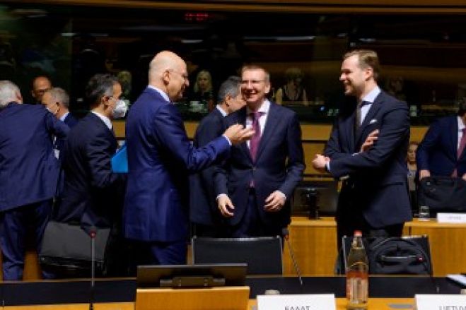 &Sigma;&upsilon;&mu;&beta;&omicron;ύ&lambda;&iota;&omicron; &Epsilon;&xi;&omega;&tau;&epsilon;&rho;&iota;&kappa;ώ&nu; &Upsilon;&pi;&omicron;&theta;έ&sigma;&epsilon;&omega;&nu; &Epsilon;&Epsilon;: &Rho;ί&chi;&nu;&omicron;&upsilon;&nu; &kappa;&iota; ά&lambda;&lambda;&omicron; &lambda;ά&delta;&iota; &sigma;&tau;&eta; &phi;&omega;&tau;&iota;ά &tau;&omicron;&upsilon; &iota;&mu;&pi;&epsilon;&rho;&iota;&alpha;&lambda;&iota;&sigma;&tau;&iota;&kappa;&omicron;ύ &pi;&omicron;&lambda;έ&mu;&omicron;&upsilon;