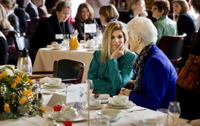 &Tau;&eta; &mu;&iota;&kappa;&rho;ό&tau;&epsilon;&rho;&eta; &alpha;&nu;&alpha;&lambda;&omicron;&gamma;ί&alpha; &gamma;&upsilon;&nu;&alpha;&iota;&kappa;ώ&nu; &sigma;&epsilon; &delta;&iota;&epsilon;&upsilon;&theta;&upsilon;&nu;&tau;&iota;&kappa;έ&sigmaf; &theta;έ&sigma;&epsilon;&iota;&sigmaf; έ&chi;&epsilon;&iota; &eta; &Kappa;ύ&pi;&rho;&omicron;&sigmaf;