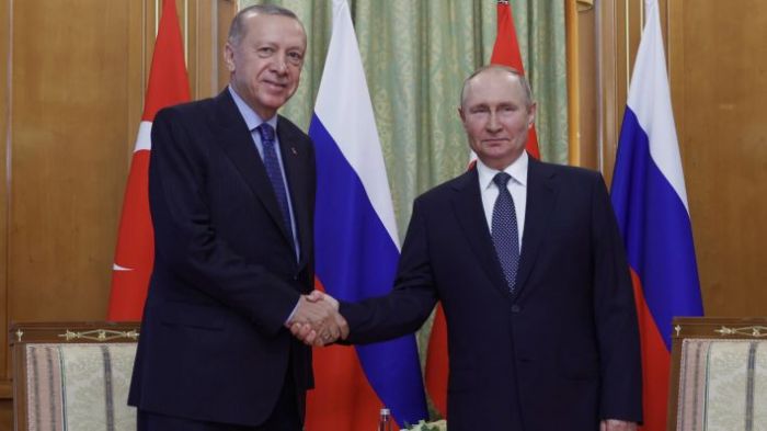 &Sigma;&upsilon;&nu;ά&nu;&tau;&eta;&sigma;&eta; &Pi;&omicron;&upsilon;&tau;&iota;&nu; - &Epsilon;&rho;&nu;&tau;&omicron;&gamma;ά&nu;: &laquo;&Kappa;&rho;ί&sigma;&iota;&mu;&epsilon;&sigmaf; &sigma;&upsilon;&nu;&omicron;&mu;&iota;&lambda;ί&epsilon;&sigmaf;&raquo; &gamma;&iota;&alpha; &laquo;&tau;&omicron;&nu; &rho;ό&lambda;&omicron; &pi;&omicron;&upsilon; &delta;&iota;&alpha;&delta;&rho;&alpha;&mu;&alpha;&tau;ί&zeta;&omicron;&upsilon;&nu;&raquo; &Rho;&omega;&sigma;ί&alpha; &kappa;&alpha;&iota; &Tau;&omicron;&upsilon;&rho;&kappa;ί&alpha; &laquo;&sigma;&tau;&eta; &gamma;ύ&rho;&omega; &pi;&epsilon;&rho;&iota;&omicron;&chi;ή&raquo;