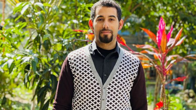 Mosab Abu Toha: &laquo;&Alpha;&kappa;&upsilon;&rho;ώ&nu;&epsilon;&tau;&epsilon; &tau;&eta;&nu; &pi;&rho;ό&sigma;&kappa;&lambda;&eta;&sigma;&eta; &sigma;&epsilon; &mu;&iota;&alpha; &phi;&omega;&nu;ή &pi;&omicron;&upsilon; &kappa;&rho;&alpha;ύ&gamma;&alpha;&zeta;&epsilon; &sigma;&tau;ί&chi;&omicron;&upsilon;&sigmaf; &kappa;ά&tau;&omega; &alpha;&pi;ό &tau;&alpha; &epsilon;&rho;&epsilon;ί&pi;&iota;&alpha; &tau;&omicron;&upsilon; &sigma;&pi;&iota;&tau;&iota;&omicron;ύ &tau;&omicron;&upsilon;&raquo;