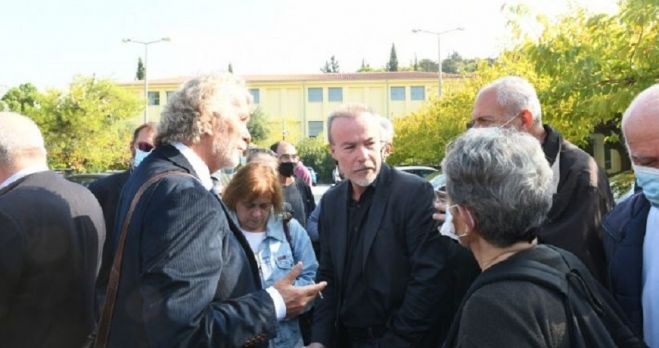 Έ&nu;&omega;&sigma;&eta; &Alpha;&pi;ό&sigma;&tau;&rho;&alpha;&tau;&omega;&nu;, &ldquo;&kappa;&omicron;&mu;&mu;&omicron;&upsilon;&nu;&iota;&sigma;&tau;&omicron;&sigma;&upsilon;&mu;&mu;&omicron;&rho;ί&tau;&epsilon;&sigmaf;&rdquo; &kappa;&alpha;&iota; &tau;&alpha;&gamma;&mu;&alpha;&tau;&alpha;&lambda;ή&tau;&epsilon;&sigmaf;