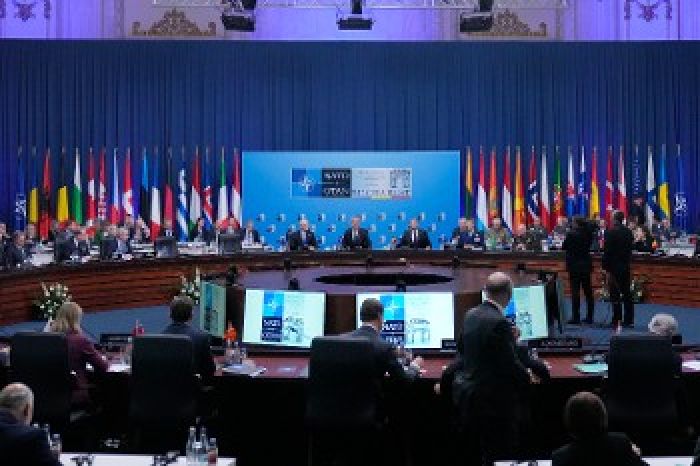 &Pi;ό&lambda;&epsilon;&mu;&omicron;&sigmaf; &sigma;&tau;&eta;&nu; &Omicron;&upsilon;&kappa;&rho;&alpha;&nu;ί&alpha;: &Sigma;&phi;&omicron;&delta;&rho;&omicron;ί &alpha;&nu;&tau;&alpha;&gamma;&omega;&nu;&iota;&sigma;&mu;&omicron;ί &gamma;&iota;&alpha; &tau;&eta;&nu; &laquo;&epsilon;&pi;ό&mu;&epsilon;&nu;&eta; &mu;έ&rho;&alpha;&raquo; &tau;&eta;&sigmaf; &laquo;&alpha;&sigma;&phi;ά&lambda;&epsilon;&iota;&alpha;&sigmaf;&raquo; &kappa;&alpha;&iota; &tau;&eta;&sigmaf; &alpha;&nu;&tau;&iota;&pi;&alpha;&rho;ά&theta;&epsilon;&sigma;&eta;&sigmaf; &sigma;&tau;&eta;&nu; &Epsilon;&upsilon;&rho;ώ&pi;&eta;