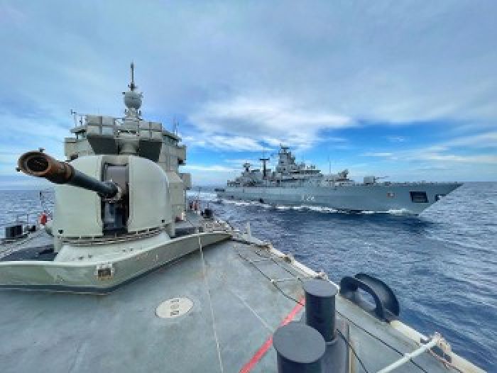 &Nu;.&Alpha;. &Mu;&epsilon;&sigma;ό&gamma;&epsilon;&iota;&omicron;&sigmaf;: &Epsilon;&lambda;&lambda;&eta;&nu;&omicron;&tau;&omicron;&upsilon;&rho;&kappa;&iota;&kappa;ά: &laquo;&Tau;&rho;έ&chi;&omicron;&upsilon;&nu;&raquo; &tau;&alpha; &pi;&alpha;&zeta;ά&rho;&iota;&alpha; &gamma;&iota;&alpha; &nu;&alpha; &pi;&rho;&omicron;&chi;&omega;&rho;ή&sigma;&epsilon;&iota; &omicron; &Nu;&Alpha;&Tau;&Omicron;&iota;&kappa;ό&sigmaf; &sigma;&chi;&epsilon;&delta;&iota;&alpha;&sigma;&mu;ό&sigmaf;