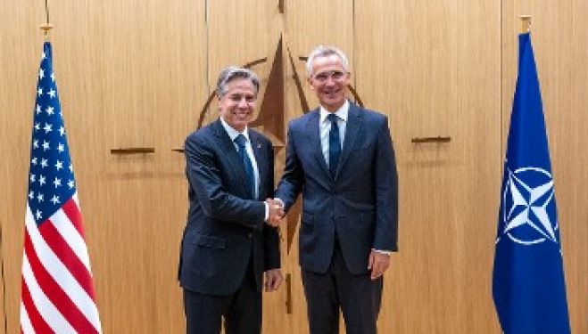 &Iota;&mu;&pi;&epsilon;&rho;&iota;&alpha;&lambda;&iota;&sigma;&tau;&iota;&kappa;ή &sigma;ύ&gamma;&kappa;&rho;&omicron;&upsilon;&sigma;&eta; &sigma;&tau;&eta;&nu; &Omicron;&upsilon;&kappa;&rho;&alpha;&nu;ί&alpha;: &Sigma;&tau;&rho;&alpha;&tau;&iota;&omega;&tau;&iota;&kappa;ά &pi;&alpha;&kappa;έ&tau;&alpha; &delta;&iota;&sigma;&epsilon;&kappa;&alpha;&tau;&omicron;&mu;&mu;&upsilon;&rho;ί&omega;&nu; &delta;&omicron;&lambda;&alpha;&rho;ί&omega;&nu; &laquo;&rho;ί&chi;&nu;&omicron;&upsilon;&nu;&raquo; &omicron;&iota; &Eta;&Pi;&Alpha; &sigma;&tau;&eta;&nu; &Alpha;&nu;&alpha;&tau;&omicron;&lambda;&iota;&kappa;ή &Epsilon;&upsilon;&rho;ώ&pi;&eta;