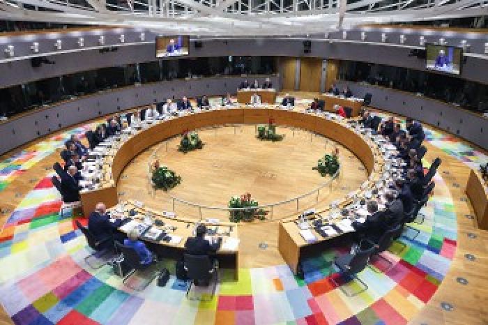 &Pi;ό&lambda;&epsilon;&mu;&omicron;&sigmaf; &sigma;&tau;&eta;&nu; &Omicron;&upsilon;&kappa;&rho;&alpha;&nu;ί&alpha;: &Pi;&alpha;&zeta;ά&rho;&iota;&alpha;, &alpha;&nu;&tau;&iota;&theta;έ&sigma;&epsilon;&iota;&sigmaf; &kappa;&alpha;&iota; &laquo;&epsilon;&gamma;&gamma;&upsilon;ή&sigma;&epsilon;&iota;&sigmaf;&raquo; &sigma;&upsilon;&gamma;&kappa;&epsilon;&nu;&tau;&rho;ώ&nu;&omicron;&upsilon;&nu; &laquo;&kappa;&alpha;ύ&sigma;&iota;&mu;&eta; ύ&lambda;&eta;&raquo; &sigma;&tau;&eta;&nu; &Epsilon;&upsilon;&rho;ώ&pi;&eta;