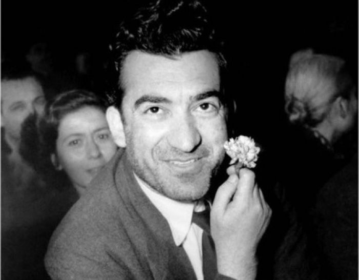 &Nu;ί&kappa;&omicron;&sigmaf; &Mu;&pi;&epsilon;&lambda;&omicron;&gamma;&iota;ά&nu;&nu;&eta;&sigmaf;: &ldquo;Έ&tau;&sigma;&iota; &alpha;&gamma;&alpha;&pi;ά&mu;&epsilon; &epsilon;&mu;&epsilon;ί&sigmaf; &tau;&eta;&nu; &Epsilon;&lambda;&lambda;ά&delta;&alpha;, &mu;&epsilon; &tau;&eta;&nu; &kappa;&alpha;&rho;&delta;&iota;ά &mu;&alpha;&sigmaf; &kappa;&alpha;&iota; &mu;&epsilon; &tau;&omicron; &alpha;ί&mu;&alpha; &mu;&alpha;&sigmaf;&rdquo;