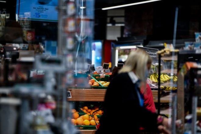 &Phi;&tau;ώ&chi;&epsilon;&iota;&alpha;: &Eta; &Epsilon;&lambda;&lambda;ά&delta;&alpha; &alpha;&nu;ά&mu;&epsilon;&sigma;&alpha; &sigma;&tau;&alpha; &pi;έ&nu;&tau;&epsilon; &kappa;&rho;ά&tau;&eta; &tau;&eta;&sigmaf; E.E. &mu;&epsilon; &tau;&eta; &chi;&alpha;&mu;&eta;&lambda;ό&tau;&epsilon;&rho;&eta; &iota;&delta;&iota;&omega;&tau;&iota;&kappa;ή &kappa;&alpha;&tau;&alpha;&nu;ά&lambda;&omega;&sigma;&eta;