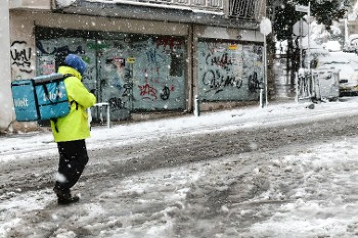 &Epsilon;&gamma;&omicron;&delta;&omicron;&tau;&iota;&kappa;έ&sigmaf; &pi;&iota;έ&sigma;&epsilon;&iota;&sigmaf; &kappa;&alpha;&iota; &epsilon;&kappa;&beta;&iota;&alpha;&sigma;&mu;&omicron;ί: &laquo;&Epsilon;&lambda;&alpha; &mu;&epsilon; &tau;&alpha; &pi;ό&delta;&iota;&alpha;&raquo; &kappa;&alpha;&iota; &laquo;&kappa;&omicron;&iota;&mu;ή&sigma;&omicron;&upsilon; &sigma;&tau;&omicron;&nu; &kappa;&alpha;&nu;&alpha;&pi;έ&raquo; &omicron;&iota; &sigma;&upsilon;&sigma;&tau;ά&sigma;&epsilon;&iota;&sigmaf; &tau;&eta;&sigmaf; &epsilon;&rho;&gamma;&omicron;&delta;&omicron;&sigma;ί&alpha;&sigmaf;