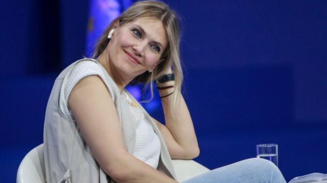 Ό&tau;&alpha;&nu; &eta; &Kappa;&alpha;ϊ&lambda;ή &mu;&iota;&lambda;&omicron;ύ&sigma;&epsilon; &mu;&epsilon; &kappa;&alpha;&mu;ά&rho;&iota; &gamma;&iota;&alpha; &tau;&eta;&nu; &laquo;&eta;&theta;&iota;&kappa;ή &sigma;&tau;&eta;&nu; &pi;&omicron;&lambda;&iota;&tau;&iota;&kappa;ή&raquo;