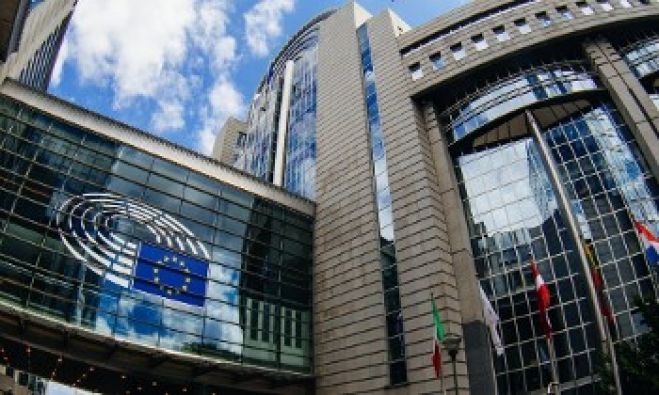 &Alpha;&pi;&rsquo; &alpha;&phi;&omicron;&rho;&mu;ή &tau;&iota;&sigmaf; &epsilon;&xi;&epsilon;&lambda;ί&xi;&epsilon;&iota;&sigmaf; &sigma;&tau;&omicron; &Epsilon;&upsilon;&rho;&omega;&kappa;&omicron;&iota;&nu;&omicron;&beta;&omicron;ύ&lambda;&iota;&omicron;: Έ&nu;&alpha; &laquo;&lambda;ά&theta;&omicron;&sigmaf;&raquo; ή έ&nu;&alpha; &omicron;&lambda;ό&kappa;&lambda;&eta;&rho;&omicron; &epsilon;&kappa;&mu;&epsilon;&tau;&alpha;&lambda;&lambda;&epsilon;&upsilon;&tau;&iota;&kappa;ό &sigma;ύ&sigma;&tau;&eta;&mu;&alpha;;