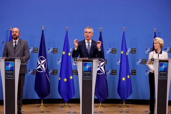 &Sigma;&tau;&omicron; &laquo;&kappa;&omicron;́&kappa;&kappa;&iota;&nu;&omicron;&raquo; &omicron;&iota; &iota;&mu;&pi;&epsilon;&rho;&iota;&alpha;&lambda;&iota;&sigma;&tau;&iota;&kappa;&omicron;&iota;́ &alpha;&nu;&tau;&alpha;&gamma;&omega;&nu;&iota;&sigma;&mu;&omicron;&iota;́: &Nu;&Alpha;&Tau;&Omicron; &kappa;&alpha;&iota; &Epsilon;&Epsilon; &epsilon;&pi;&epsilon;&kappa;&tau;&epsilon;&iota;́&nu;&omicron;&upsilon;&nu; &tau;&eta; &sigma;&tau;&rho;&alpha;&tau;&iota;&omega;&tau;&iota;&kappa;&eta;́ &sigma;&upsilon;&nu;&epsilon;&rho;&gamma;&alpha;&sigma;&iota;́&alpha;