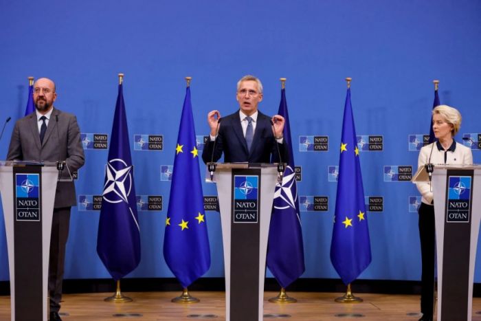 &Sigma;&tau;&omicron; &laquo;&kappa;&omicron;́&kappa;&kappa;&iota;&nu;&omicron;&raquo; &omicron;&iota; &iota;&mu;&pi;&epsilon;&rho;&iota;&alpha;&lambda;&iota;&sigma;&tau;&iota;&kappa;&omicron;&iota;́ &alpha;&nu;&tau;&alpha;&gamma;&omega;&nu;&iota;&sigma;&mu;&omicron;&iota;́: &Nu;&Alpha;&Tau;&Omicron; &kappa;&alpha;&iota; &Epsilon;&Epsilon; &epsilon;&pi;&epsilon;&kappa;&tau;&epsilon;&iota;́&nu;&omicron;&upsilon;&nu; &tau;&eta; &sigma;&tau;&rho;&alpha;&tau;&iota;&omega;&tau;&iota;&kappa;&eta;́ &sigma;&upsilon;&nu;&epsilon;&rho;&gamma;&alpha;&sigma;&iota;́&alpha;