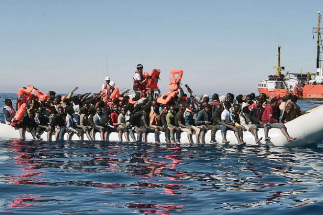 &Alpha;&gamma;&omicron;&rho;ά&zeta;&omicron;&nu;&tau;&alpha;&sigmaf; έ&nu;&alpha;&nu; &mu;&epsilon;&tau;&alpha;&nu;ά&sigma;&tau;&eta; - &sigma;&kappa;&lambda;ά&beta;&omicron; &sigma;&tau;&eta; &Lambda;&iota;&beta;ύ&eta;, &sigma;&omicron;ύ &delta;ί&nu;&omicron;&upsilon;&nu; &kappa;&alpha;&iota;... &chi;&alpha;&rho;&tau;ί!