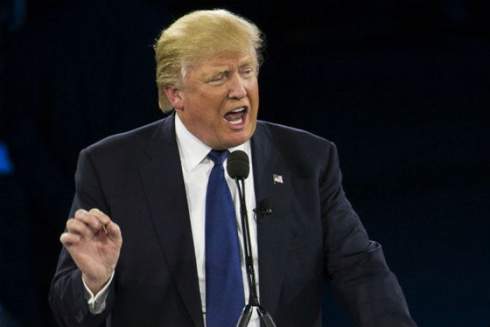 &Tau;&rho;&alpha;&mu;&pi;: &laquo;&Alpha;ύ&rho;&iota;&omicron;, &mu;&epsilon;&theta;&alpha;ύ&rho;&iota;&omicron; &omicron;&iota; &alpha;&pi;&omicron;&kappa;&alpha;&lambda;ύ&psi;&epsilon;&iota;&sigmaf;&raquo;