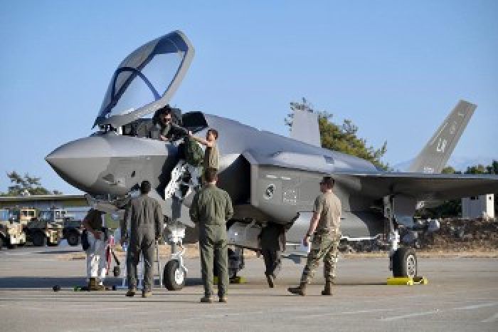 &Epsilon;&lambda;&lambda;&eta;&nu;&iota;&kappa;ή &kappa;&upsilon;&beta;έ&rho;&nu;&eta;&sigma;&eta;: &laquo;&Delta;ί&chi;&omega;&sigmaf; ό&rho;&iota;&alpha;&raquo; &eta; &epsilon;&mu;&pi;&lambda;&omicron;&kappa;ή &sigma;&tau;&alpha; &alpha;&mu;&epsilon;&rho;&iota;&kappa;&alpha;&nu;&omicron;&Nu;&Alpha;&Tau;&Omicron;&iota;&kappa;ά &sigma;&chi;έ&delta;&iota;&alpha;