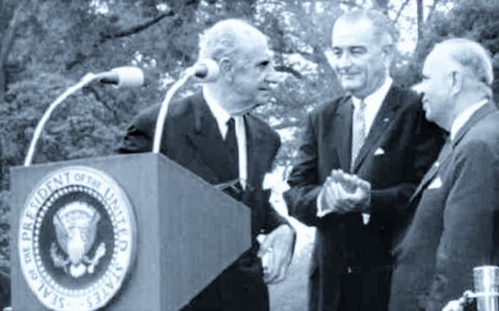 &Tau;&omicron; &kappa;&alpha;&tau;ά &Tau;&zeta;ό&nu;&sigma;&omicron;&nu; &ldquo;&gamma;&alpha;&mu;ώ &tau;&eta; &beta;&omicron;&upsilon;&lambda;ή &kappa;&alpha;&iota; &tau;&omicron; &sigma;ύ&nu;&tau;&alpha;&gamma;&mu;ά &sigma;&alpha;&sigmaf;&rdquo;, &omicron;&iota; &psi;ύ&lambda;&lambda;&omicron;&iota; &kappa;&iota; &eta; &pi;&rho;&omicron;&beta;&omicron;&sigma;&kappa;ί&delta;&alpha; &tau;&omicron;&upsilon; &epsilon;&lambda;έ&phi;&alpha;&nu;&tau;&alpha;...