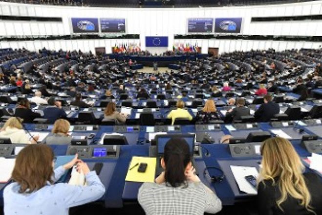 &Epsilon;&upsilon;&rho;&omega;&kappa;&omicron;&iota;&nu;&omicron;&beta;&omicron;ύ&lambda;&iota;&omicron;: Έ&nu;&alpha; &alpha;&kappa;ό&mu;&alpha; &upsilon;&pi;&omicron;&kappa;&rho;&iota;&tau;&iota;&kappa;ό &psi;ή&phi;&iota;&sigma;&mu;&alpha; &gamma;&iota;&alpha; &tau;&alpha; &laquo;&delta;&iota;&kappa;&alpha;&iota;ώ&mu;&alpha;&tau;&alpha;&raquo; &kappa;&alpha;&iota; &tau;&iota;&sigmaf; &laquo;&delta;&iota;&alpha;&kappa;&rho;ί&sigma;&epsilon;&iota;&sigmaf;&raquo;