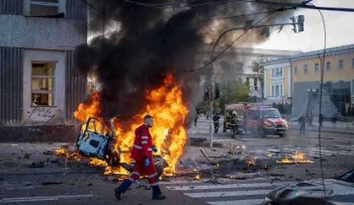 &Alpha;&nu;&alpha;&lambda;ύ&sigma;&epsilon;&iota;&sigmaf; &gamma;&iota;&alpha; &tau;&omicron;&nu; &pi;ό&lambda;&epsilon;&mu;&omicron; &sigma;&tau;&omicron; &Delta;&iota;&epsilon;&theta;&nu;ή Tύ&pi;&omicron;: &laquo;&Epsilon;ί&nu;&alpha;&iota; &eta; &alpha;&rho;&chi;ή &kappa;&alpha;&iota; ό&chi;&iota; &tau;&omicron; &tau;έ&lambda;&omicron;&sigmaf; &mu;&iota;&alpha;&sigmaf; &omicron;&xi;ύ&tau;&epsilon;&rho;&eta;&sigmaf; &phi;ά&sigma;&eta;&sigmaf; &kappa;&rho;ί&sigma;&epsilon;&omega;&nu;&raquo;