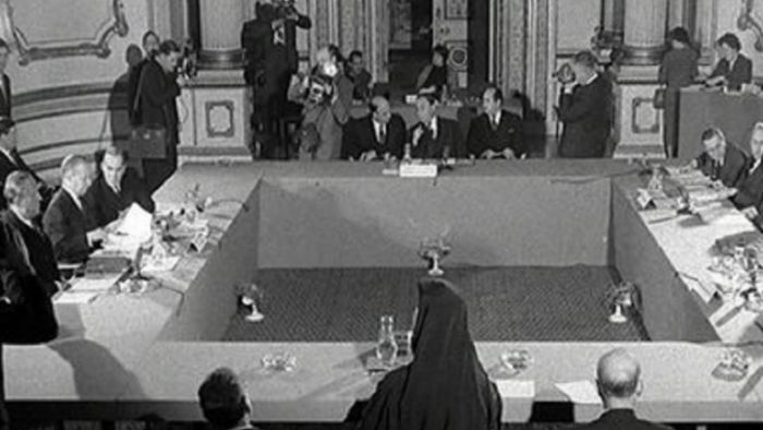 1959: &Eta; &Kappa;ύ&pi;&rho;&omicron;&sigmaf; &sigma;&tau;&omicron; &laquo;&pi;&alpha;&zeta;ά&rho;&iota;&raquo; &tau;&omicron;&upsilon; &Lambda;&omicron;&nu;&delta;ί&nu;&omicron;&upsilon;