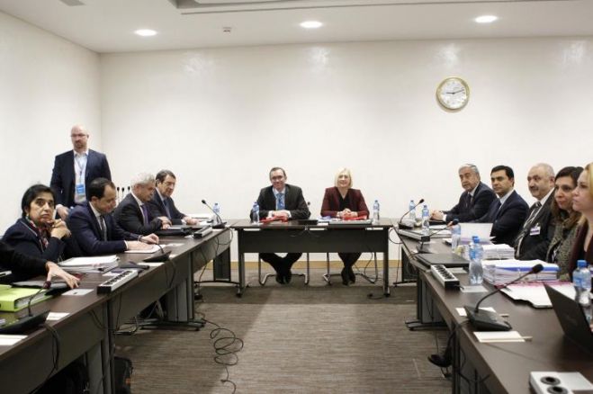 &Omicron;&iota; &epsilon;&pi;&iota;&chi;&epsilon;&iota;&rho;&eta;&mu;&alpha;&tau;ί&epsilon;&sigmaf; &upsilon;&pi;έ&rho; &tau;&eta;&sigmaf; &lambda;ύ&sigma;&eta;&sigmaf;, &omicron;&iota; &mu;&iota;&sigma;&theta;&omega;&tau;&omicron;ί &epsilon;&rho;&gamma;&alpha;&zeta;ό&mu;&epsilon;&nu;&omicron;&iota; ό&chi;&iota;;