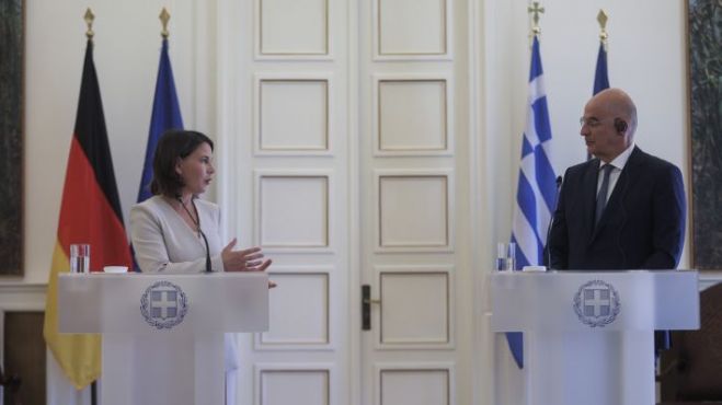 &Epsilon;&pi;ί&sigma;&kappa;&epsilon;&psi;&eta; &Gamma;&epsilon;&rho;&mu;&alpha;&nu;ί&delta;&alpha;&sigmaf; &Upsilon;&Pi;&Epsilon;&Xi; &sigma;&epsilon; &Epsilon;&lambda;&lambda;ά&delta;&alpha; - &Tau;&omicron;&upsilon;&rho;&kappa;ί&alpha;: &Sigma;&tau;&omicron; &epsilon;&pi;ί&kappa;&epsilon;&nu;&tau;&rho;&omicron; &eta; &sigma;&upsilon;&nu;&omicron;&chi;ή &tau;&omicron;&upsilon; &Nu;&Alpha;&Tau;&Omicron; &pi;&omicron;&upsilon; &beta;ά&zeta;&epsilon;&iota; &sigma;&tau;&omicron; &kappa;&rho;&epsilon;&beta;ά&tau;&iota; &tau;&omicron;&upsilon; &Pi;&rho;&omicron;&kappa;&rho;&omicron;ύ&sigma;&tau;&eta; &tau;&alpha; &kappa;&upsilon;&rho;&iota;&alpha;&rho;&chi;&iota;&kappa;ά &delta;&iota;&kappa;&alpha;&iota;ώ&mu;&alpha;&tau;&alpha;