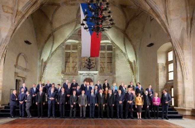 &Epsilon;&upsilon;&rho;&omega;&pi;&alpha;ϊ&kappa;ή &Pi;&omicron;&lambda;&iota;&tau;&iota;&kappa;ή &Kappa;&omicron;&iota;&nu;ό&tau;&eta;&tau;&alpha;: &Beta;ή&mu;&alpha; &pi;&rho;&omicron;&sigmaf; &mu;&iota;&alpha; &nu;έ&alpha; &laquo;&epsilon;&upsilon;&rho;&omega;&pi;&alpha;ϊ&kappa;ή &tau;ά&xi;&eta;&raquo;... &epsilon;&nu; &mu;έ&sigma;&omega; &mu;&epsilon;&gamma;ά&lambda;&omega;&nu; &alpha;&nu;&tau;&iota;&theta;έ&sigma;&epsilon;&omega;&nu;