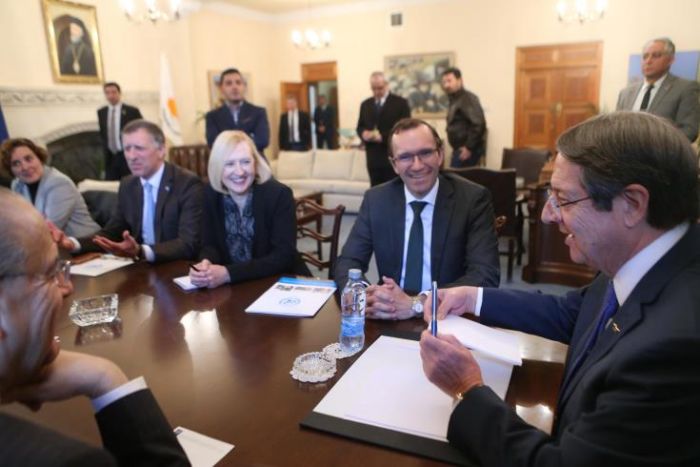 &Kappa;&iota; ό&mu;&omega;&sigmaf;, &delta;&epsilon;&nu; &kappa;ά&nu;&omicron;&upsilon;&nu; &tau;&omicron; &alpha;&upsilon;&tau;&omicron;&nu;ό&eta;&tau;&omicron;...