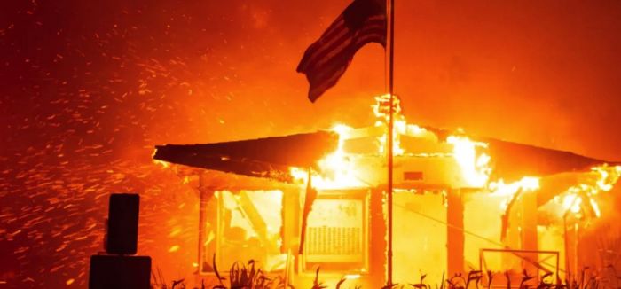 &Omicron; &kappa;&alpha;&pi;&iota;&tau;&alpha;&lambda;&iota;&sigma;&mu;ό&sigmaf; έ&kappa;&alpha;&psi;&epsilon; &tau;&omicron; &Lambda;&omicron;&sigmaf; Ά&nu;&tau;&zeta;&epsilon;&lambda;&epsilon;&sigmaf;