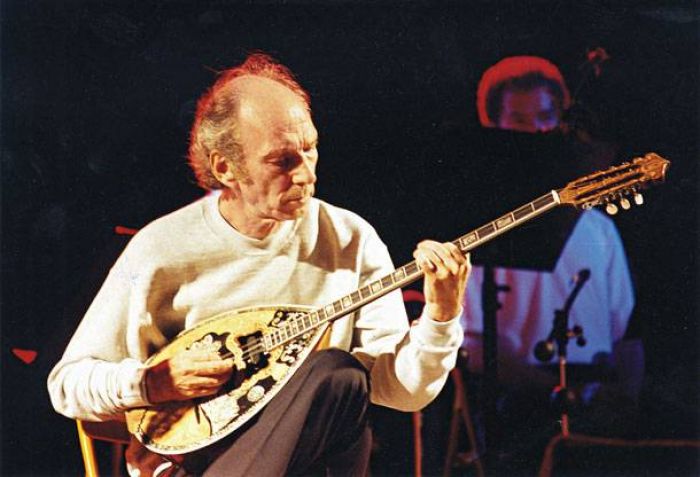 Ά&kappa;&eta;&sigmaf; &Pi;ά&nu;&omicron;&upsilon;: &Mu;&iota;&alpha; &mu;&omicron;&upsilon;&sigma;&iota;&kappa;ή &iota;&delta;&iota;&omicron;&phi;&upsilon;ΐ&alpha; &tau;&omicron;&upsilon; &lambda;&alpha;ϊ&kappa;&omicron;ύ &tau;&rho;&alpha;&gamma;&omicron;&upsilon;&delta;&iota;&omicron;ύ