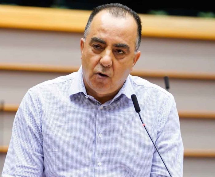 &Eta; &alpha;&kappa;&rho;&omicron;&delta;&epsilon;&xi;&iota;ά έ&rho;&chi;&epsilon;&tau;&alpha;&iota;, &alpha;&lambda;&lambda;ά &delta;&epsilon;&nu; &pi;&rho;έ&pi;&epsilon;&iota; &nu;&alpha; &sigma;&tau;&epsilon;&rho;&iota;ώ&sigma;&epsilon;&iota;...