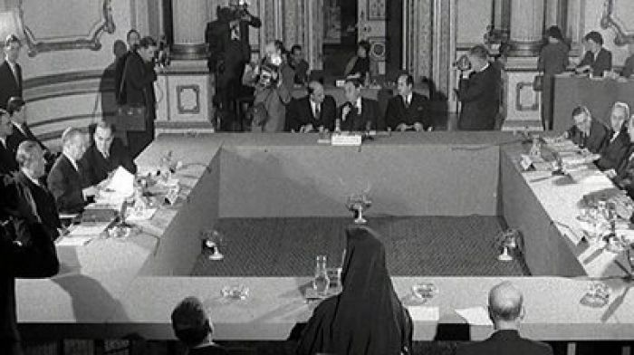 1959: &Eta; &Kappa;ύ&pi;&rho;&omicron;&sigmaf; &sigma;&tau;&omicron; &laquo;&pi;&alpha;&zeta;ά&rho;&iota;&raquo; &tau;&omicron;&upsilon; &Lambda;&omicron;&nu;&delta;ί&nu;&omicron;&upsilon;