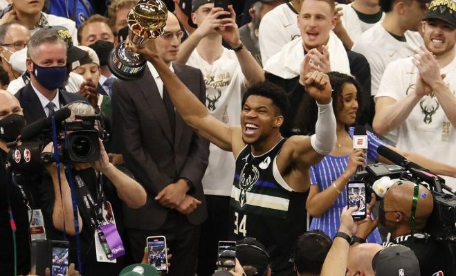 NBA: &Pi;&rho;&omega;&tau;&alpha;&theta;&lambda;&eta;&tau;έ&sigmaf; &omicron;&iota; &Mu;&pi;&alpha;&kappa;&sigmaf; &mu;&epsilon; 50 &pi;ό&nu;&tau;&omicron;&upsilon;&sigmaf; &tau;&omicron;&upsilon; &Gamma;&iota;ά&nu;&nu;&eta; &Alpha;&nu;&tau;&epsilon;&tau;&omicron;&kappa;&omicron;ύ&nu;&mu;&pi;&omicron;!