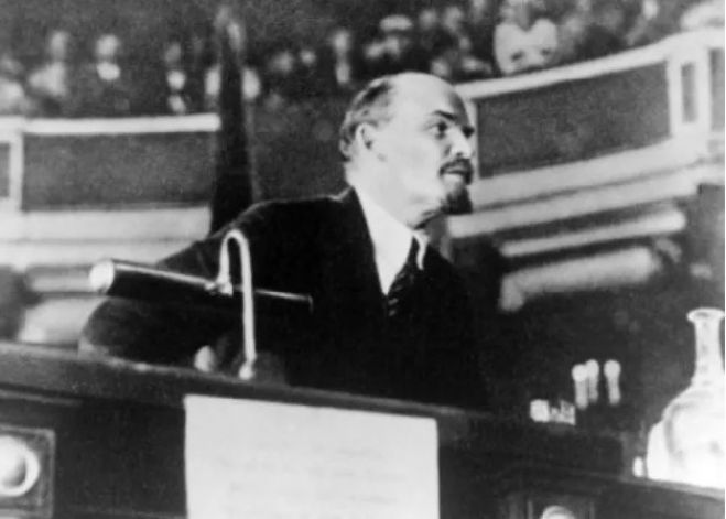 &laquo;&Kappa;&alpha;&iota; &nu;&alpha; &sigma;&tau;&omicron; &beta;ή&mu;&alpha; &alpha;&nu;&epsilon;&beta;&alpha;ί&nu;&epsilon;&iota; &omicron; &Lambda;έ&nu;&iota;&nu;&hellip;&raquo;