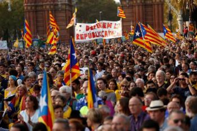 &Iota;&sigma;&pi;&alpha;&nu;ί&alpha;: &Omicron; &lambda;&alpha;ό&sigmaf; &epsilon;&gamma;&kappa;&lambda;&omega;&beta;&iota;&sigma;&mu;έ&nu;&omicron;&sigmaf; &sigma;&tau;&iota;&sigmaf; &laquo;&xi;έ&nu;&epsilon;&sigmaf; &sigma;&eta;&mu;&alpha;ί&epsilon;&sigmaf;&raquo; &tau;&omega;&nu; &epsilon;&kappa;&mu;&epsilon;&tau;&alpha;&lambda;&lambda;&epsilon;&upsilon;&tau;ώ&nu; &tau;&omicron;&upsilon;