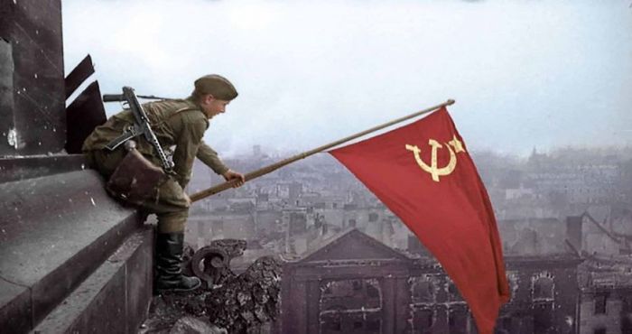 9 &Mu;ά&eta; 1945: &Sigma;&upsilon;&nu;&tau;&rho;ί&beta;&epsilon;&tau;&alpha;&iota; &omicron; &alpha;&gamma;&kappa;&upsilon;&lambda;&omega;&tau;ό&sigmaf; &tau;&omicron;&upsilon; &nu;&alpha;&zeta;&iota;&sigma;&mu;&omicron;ύ