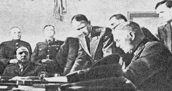 1945: &Eta; &nu;&alpha;&zeta;&iota;&sigma;&tau;&iota;&kappa;ή &Gamma;&epsilon;&rho;&mu;&alpha;&nu;ί&alpha; &sigma;&upsilon;&nu;&theta;&eta;&kappa;&omicron;&lambda;&omicron;&gamma;&epsilon;ί ά&nu;&epsilon;&upsilon; ό&rho;&omega;&nu;