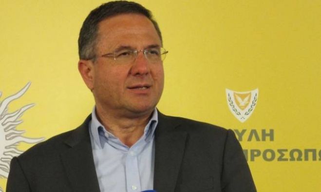 &Pi;&epsilon;&rho;&delta;ί&kappa;&eta;&sigmaf;: &Sigma;&upsilon;&nu;&epsilon;&chi;ί&zeta;&epsilon;&tau;&alpha;&iota; &omicron; &kappa;&alpha;&tau;ή&phi;&omicron;&rho;&omicron;&sigmaf; &tau;&omega;&nu; &upsilon;&pi;&omicron;&chi;&omega;&rho;ή&sigma;&epsilon;&omega;&nu;